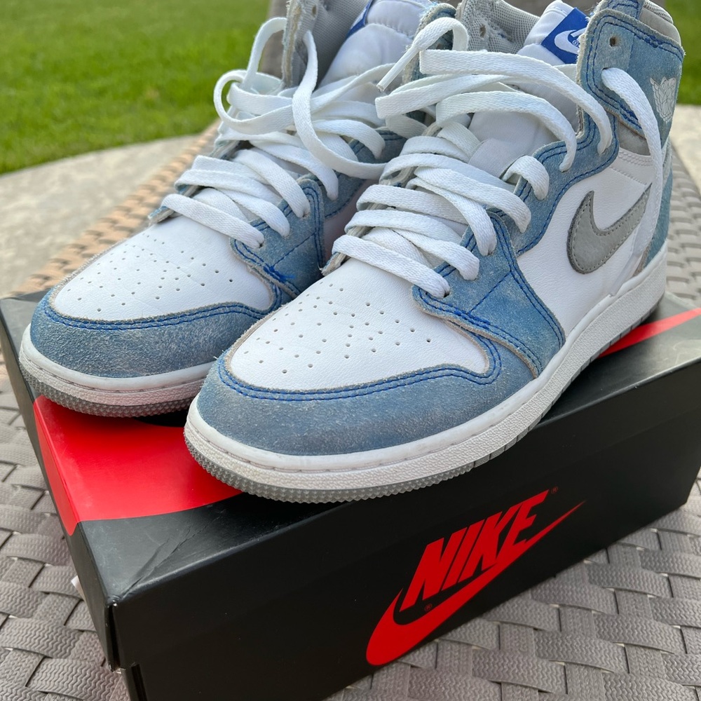 Jordan 1s “Hyper Royal”